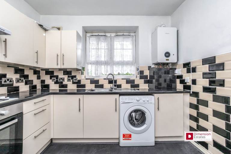 Hackney Downs E8 : Fantastic 3 Bed Apartment With Study Room : AVAILABLE NOW !!