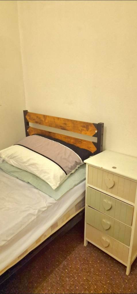 Room near Lakeside Shopping Centre, Grays, Purfleet, Chafford Hundred. No bills.