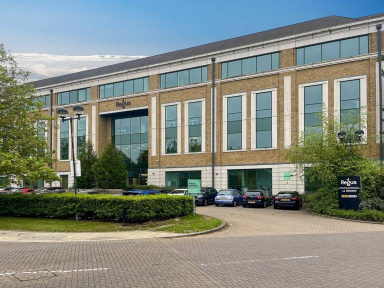 Bracknell - RG12 1WA \ Office for 3 Workstations Available Now