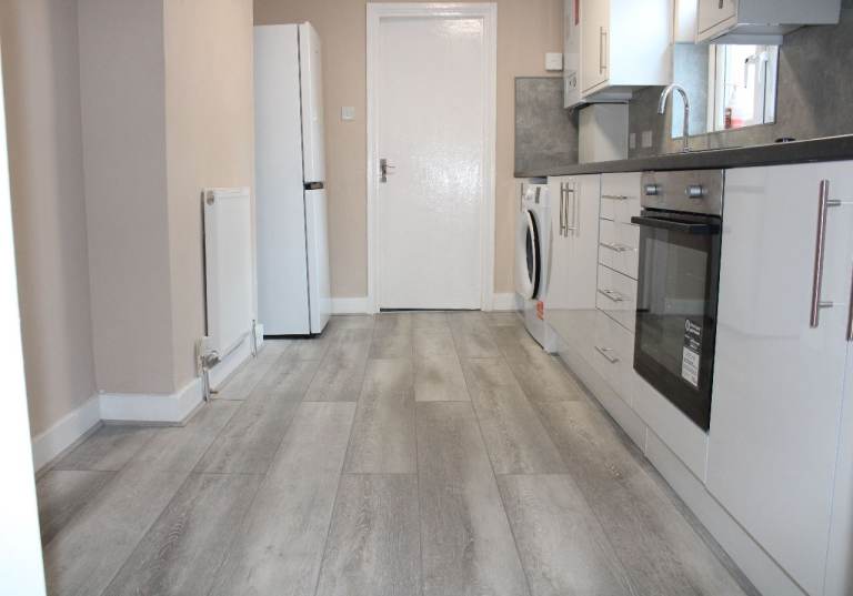SUPERB NEWLY REFURBISHED 1 BEDROOM FLAT JUST 2 MINS WALK TO ZONE 3 TUBE & NR BUSES & SHOPPING CENTRE