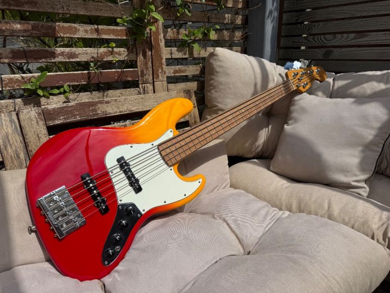 Fender player plus jazz bass v