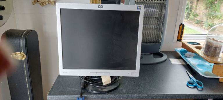 4 Monitors 1 HP & 3 Dell 