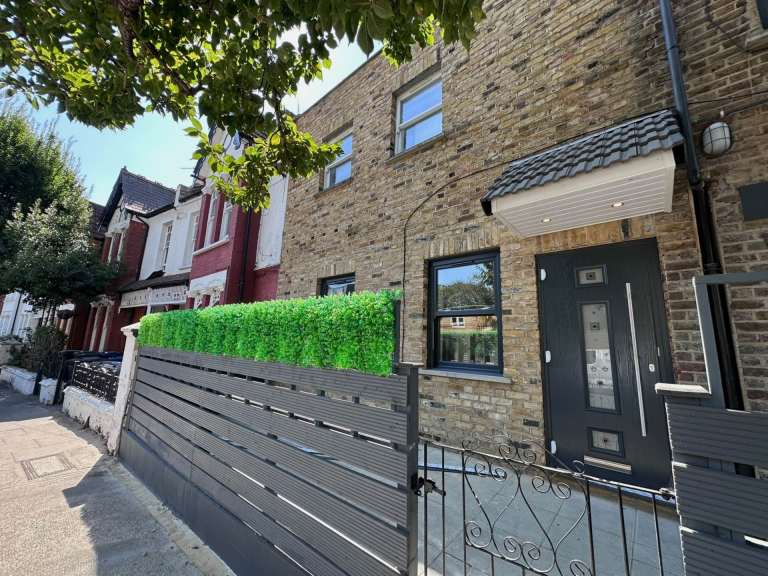 2 bedroom house in The Vale, London
