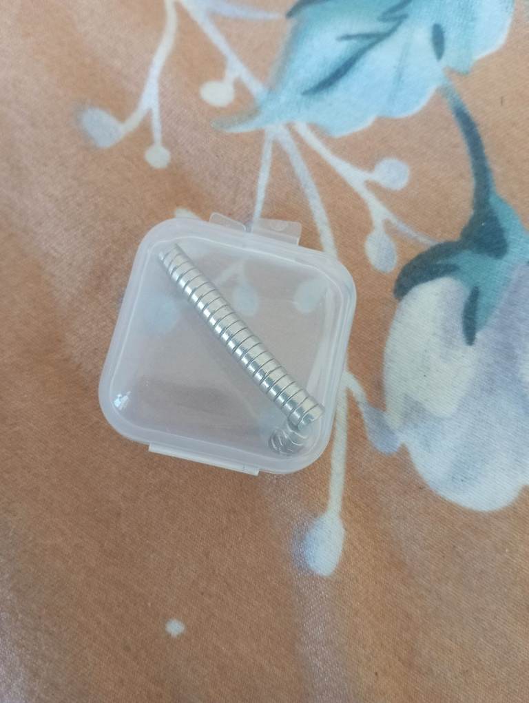 Small Silver magnet in Plastic Case – As Good As New