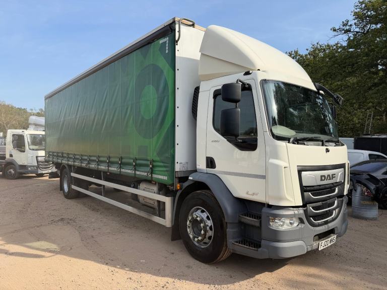DAF TRUCKS LF260 2020 18 ton curtain side truck 30ft body EURO 6 tail lift auto