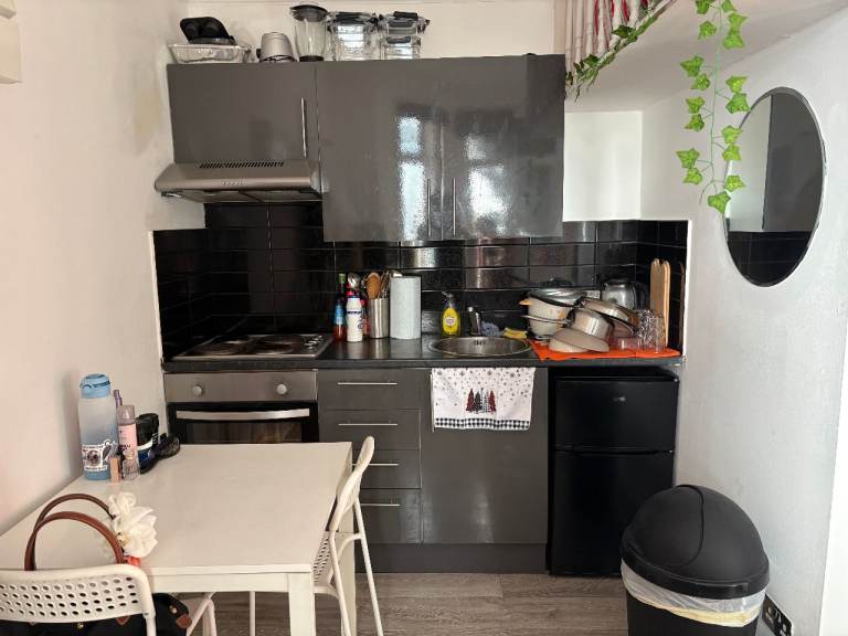 Stylish Fully Furnished Studio available in Kenton road - Harrow Harrow, London