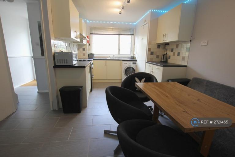 1 bedroom in Park Barn Drive, Guildford, GU2 (#2721465)