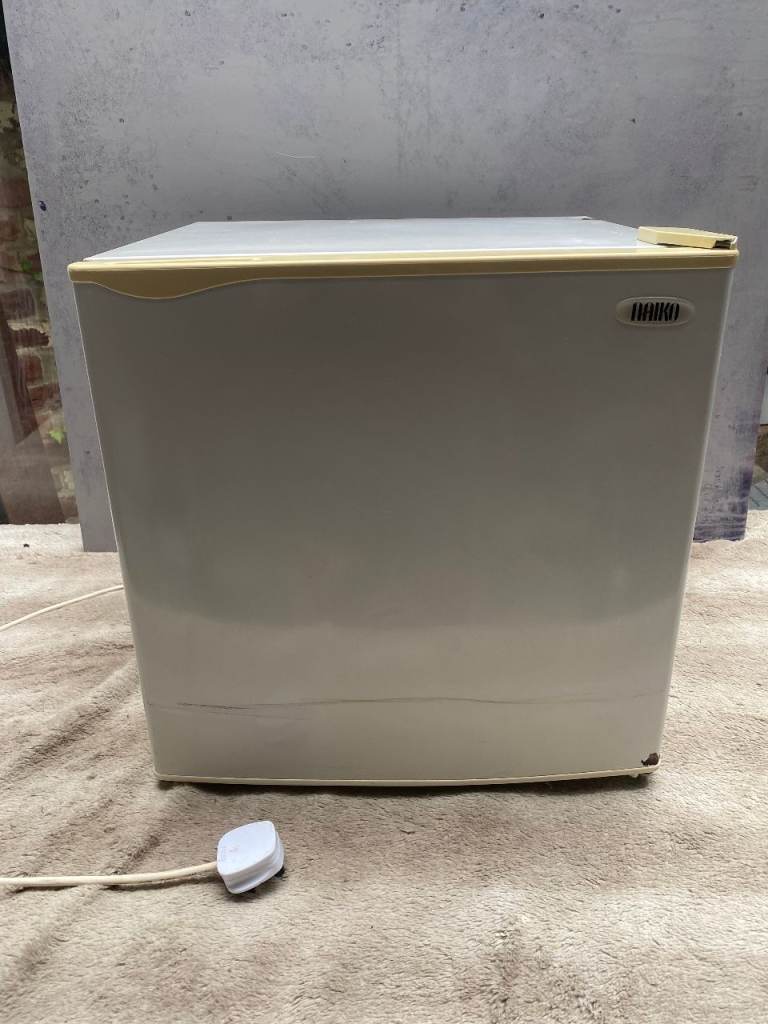 Compact Mini Fridge with freezer box – White, Good Condition