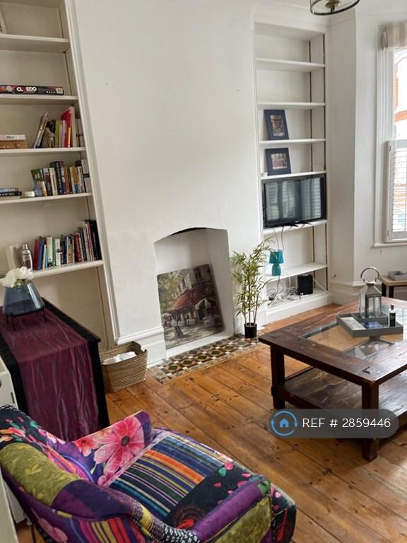 1 bedroom flat in Sugden Road, London, SW11 (1 bed) (#2859446)