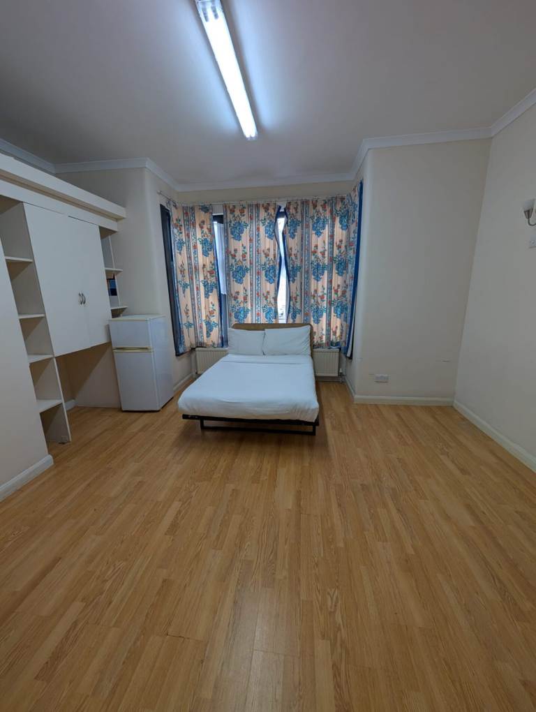 9 bedroom house in 9 En-Suite Rooms For Rent, IG11