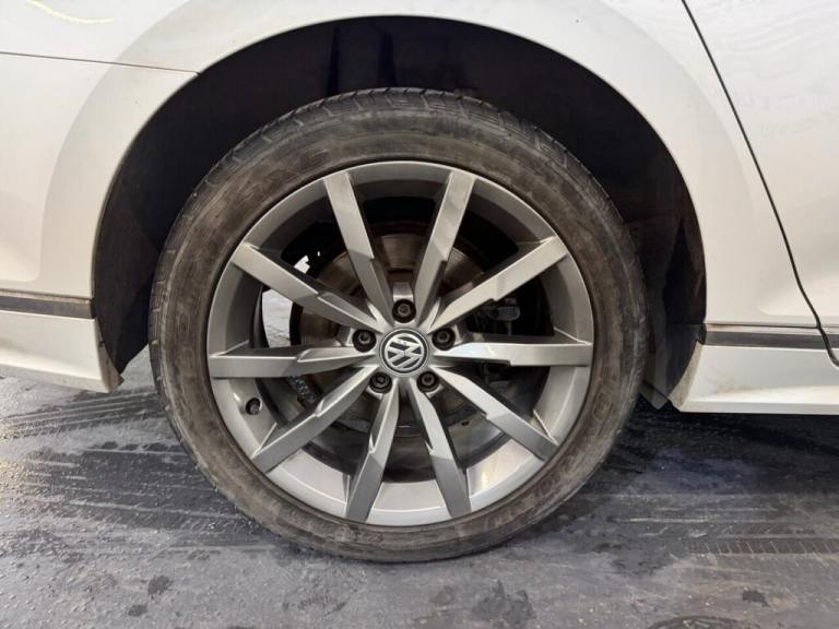 2016 Volkswagen Passat 2.0 TDI BlueMotion Tech R-Line Saloon 4dr Diesel DSG Euro 6 (s/s) (190 ps)...