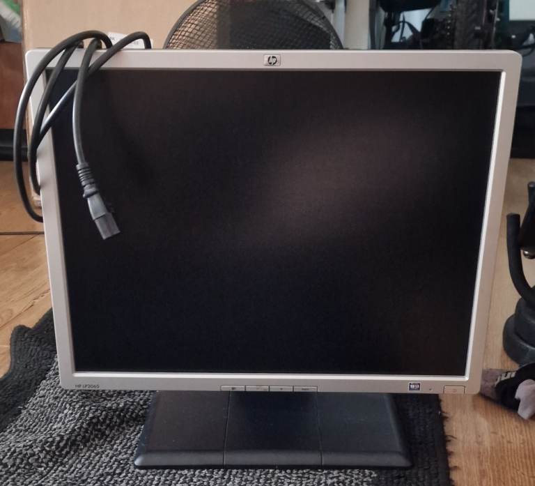 HP LP2065 20" LCD Monitor with Stand – VGA & DVI – Fully Working