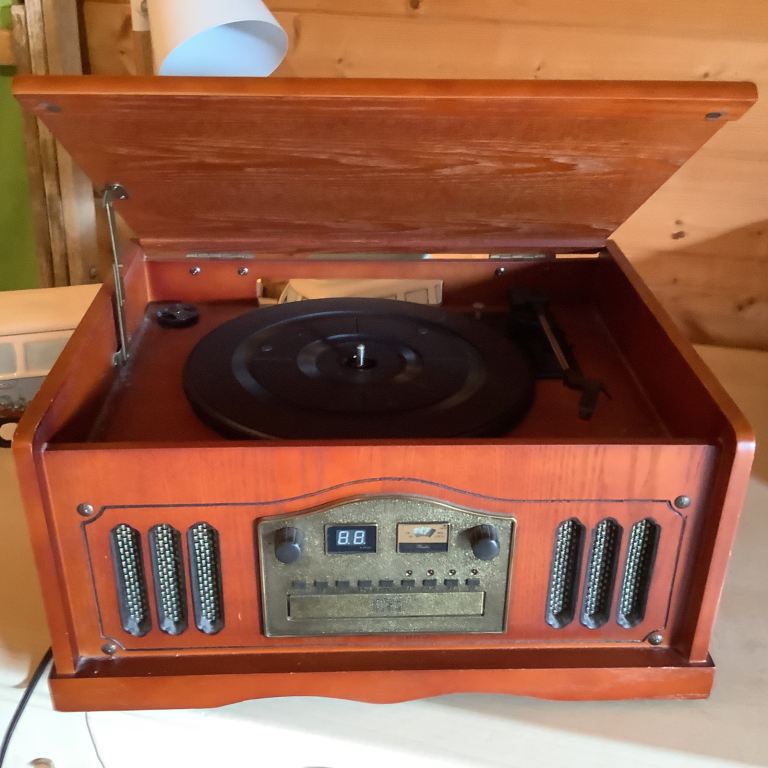 Retro Style Turntable with CD Player and Radio – Good Condition