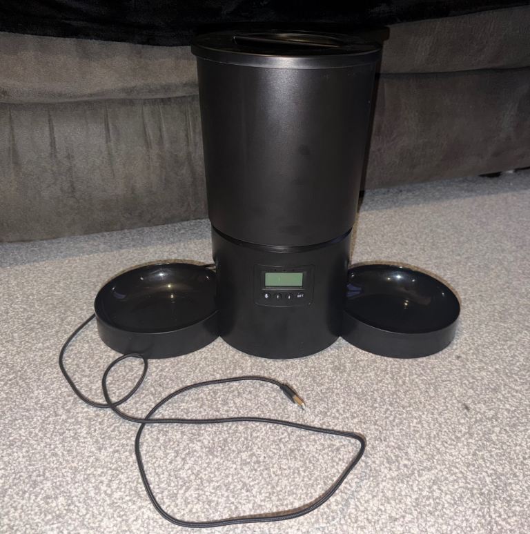 Automatic pet feeder 