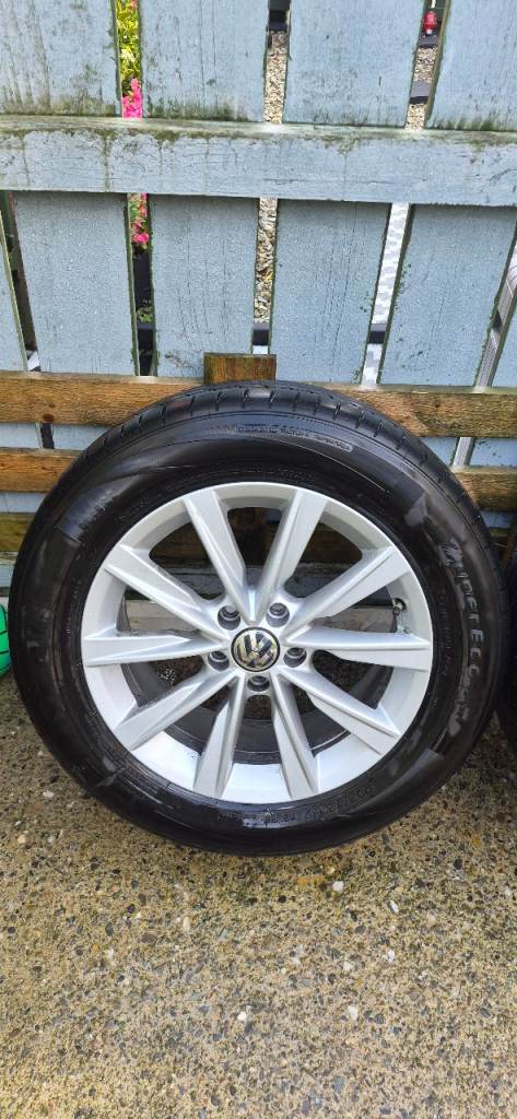 Volkswagen Tiguan 17 inch Alloys Near New Tyres 5x112