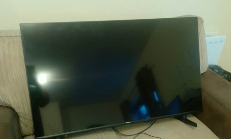 Hisesne 43" qled tv - like new