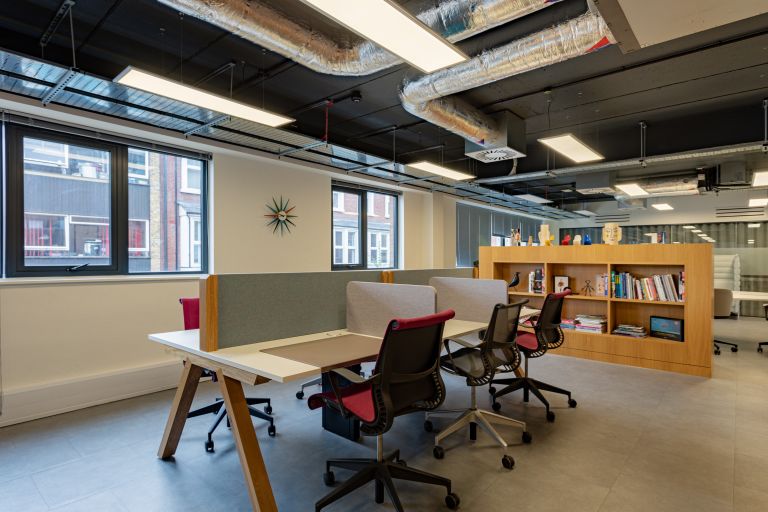 London - TW110JR \ Coworking Desks for Rent with Flexible Access