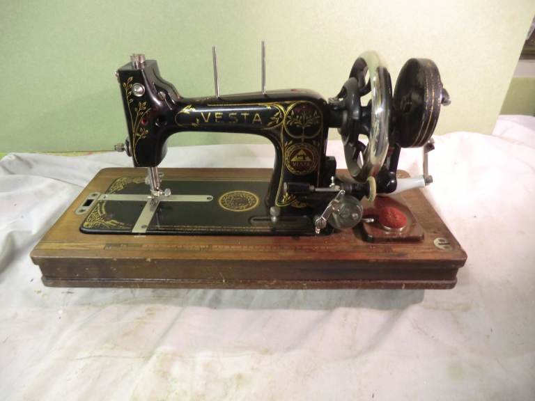 SEWING MACHINE - ANTIQUE VESTA L.O DIETRICH ALTENBURG HAND CRANKED SEWING MACHINE 