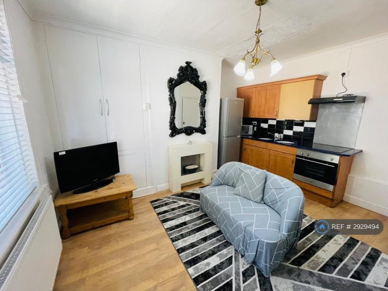 2 bedroom house in Fenton Road, Huddersfield, HD1 (2 bed) (#2929494)