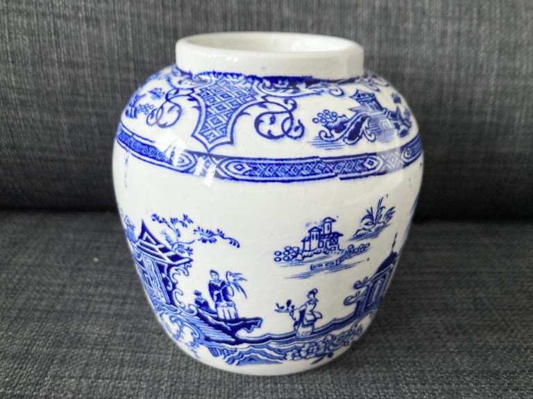 Vintage blue and white 4” Chinese “Willow”-style ginger jar, no lid