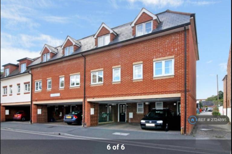 2 bedroom house in Stone Terrace, Farnborough, GU14 (2 bed) (#2724895)