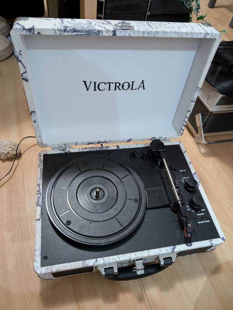 Victrola Bluetooth Suitcase Record Player 3-Speed 33/45/78 Beige Map, Auto Stop