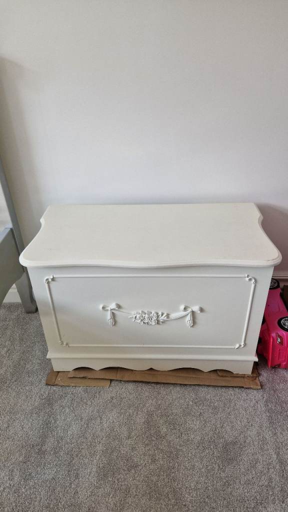 White Wooden Storage Chest / Toy Box – Good Condition