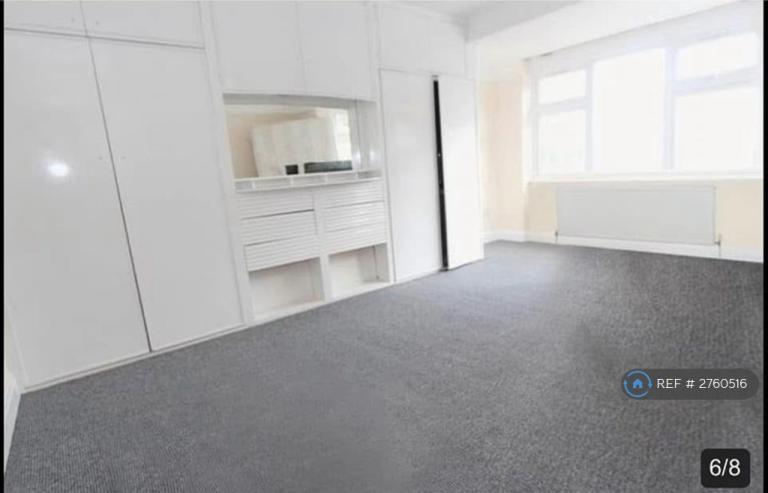 1 bedroom in Monks Avenue, Barnet, EN5 (#2760516)