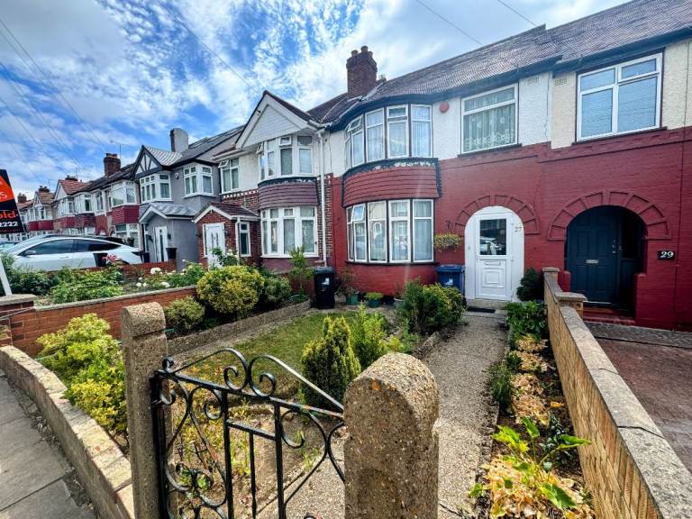 3 Bedroom House for Rent - No Driveway - Yes Large Rear Garage - Carr Road, Northolt, UB5