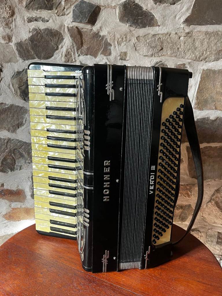 Hohner Verdi III 120 base piano accordion with case