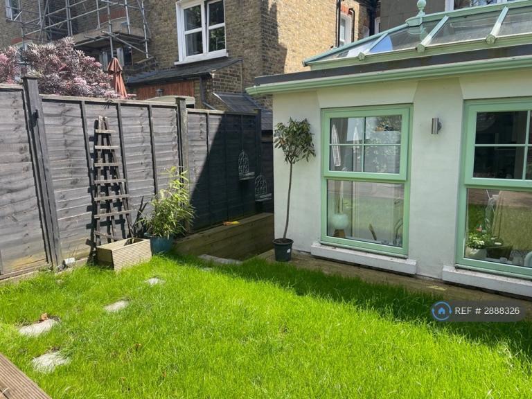 2 bedroom flat in Kingscourt Road, London, SW16 (2 bed) (#2888326)
