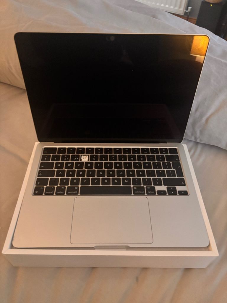 Apple MacBook Air 2022 M2 13.3in 128GB 8Core