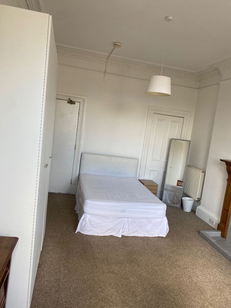 4 bedroom flat in Morningside 