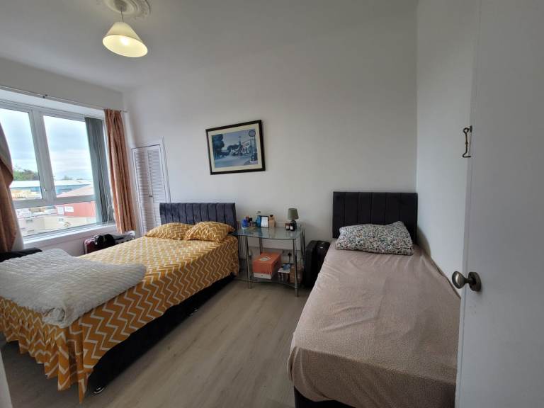 Master Room with 2 beds available in a Shared Flat, North St, PA3