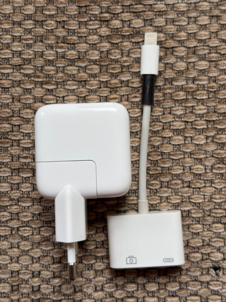 Original Apple 10W USB Power Adapter (European replaceable plug) + Lightning to USB A Adapter