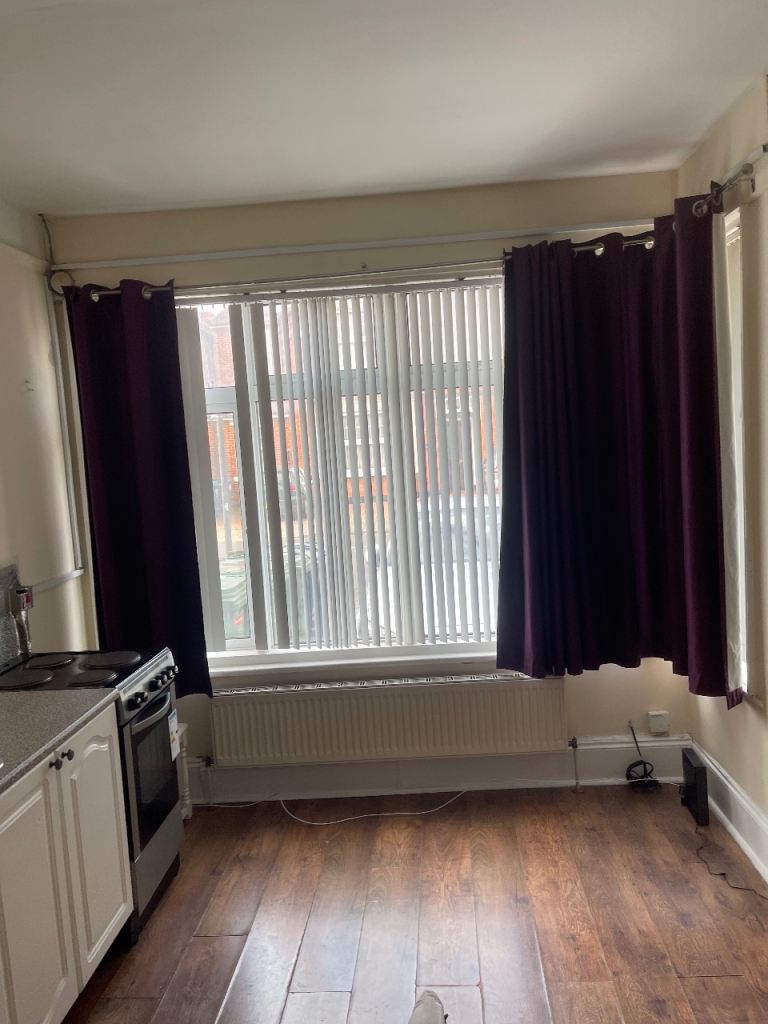 Large Studio minutes to Harrow on the Hill. Utility bills included 