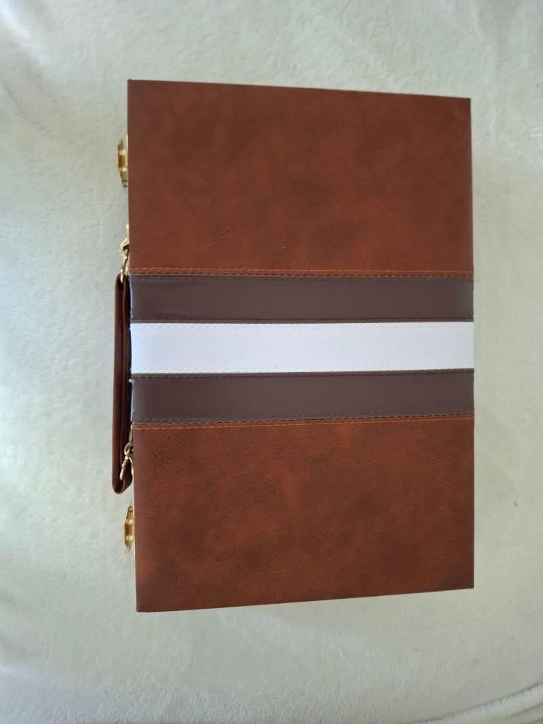 BACKGAMMON SET ATTACHE STYLE 2 TONE BROWN.BRAND NEW