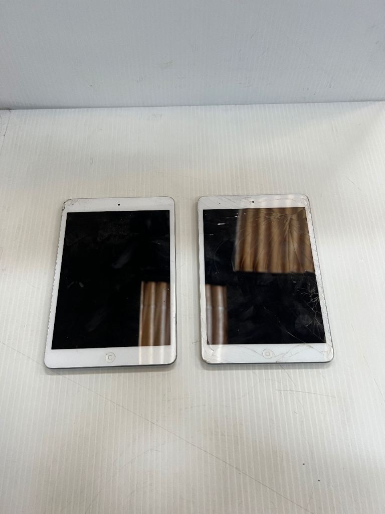 Apple iPad Mini Tablets x2 – Spares or Repairs – Cracked Screens – Untested