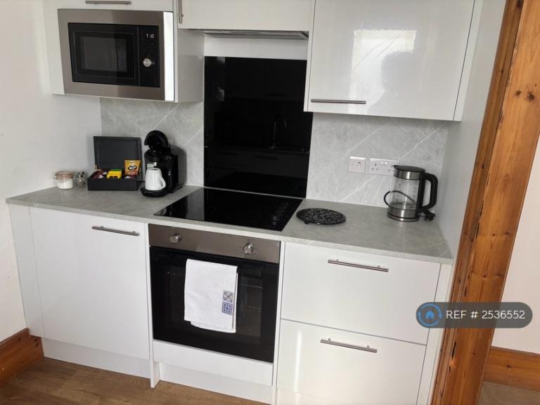 1 bedroom in Glycena Road, London, SW11 (#2536552)