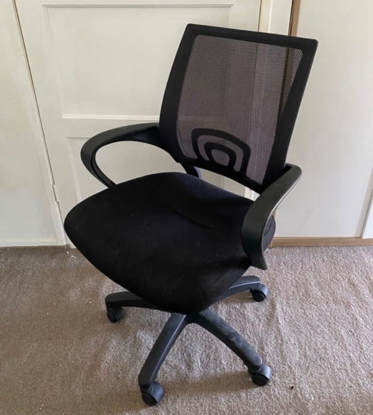 Black Mesh Office Chair – Good Condition