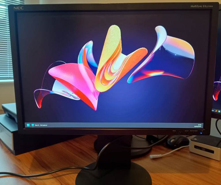 22" NEC MultiSync EA221WM Widescreen Monitor – Height Adjustable – Great Condition