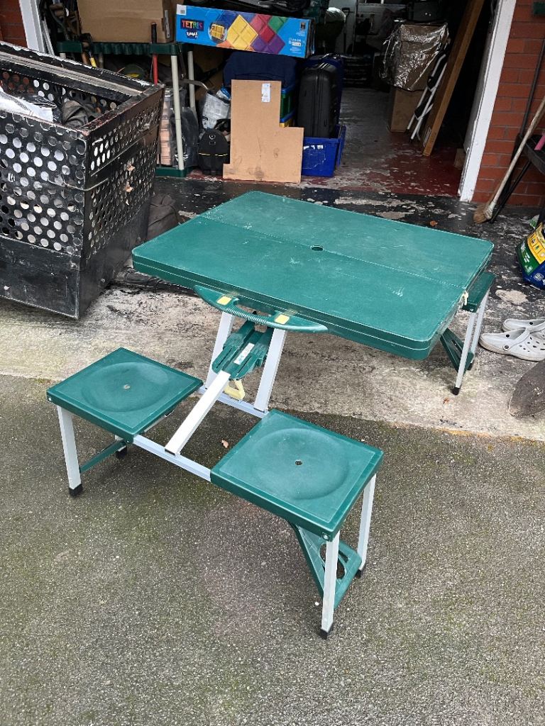 portable picnic table offers four seats can be folded to a size of 85 x 10 x 39.5 cm 