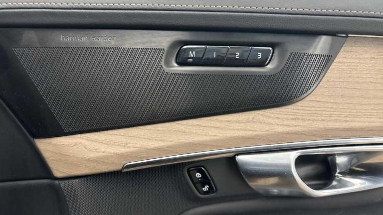 2025 Volvo XC90 Plus, T8 AWD Plug-in hybrid, Electric/Petrol, Dark, 7 Seats ( 360* Camera ) ESTAT...