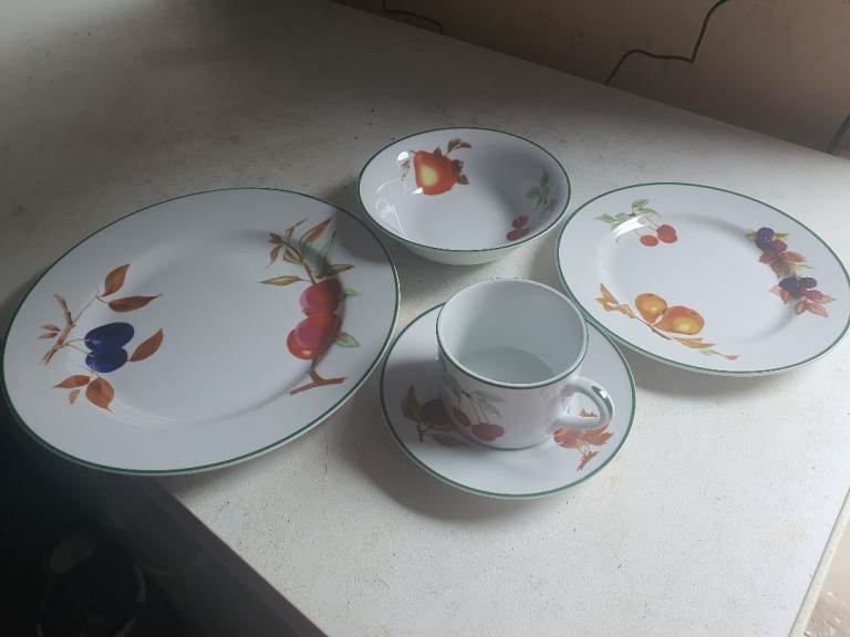 Royal Worcester Evesham Vale Dinnerware Set