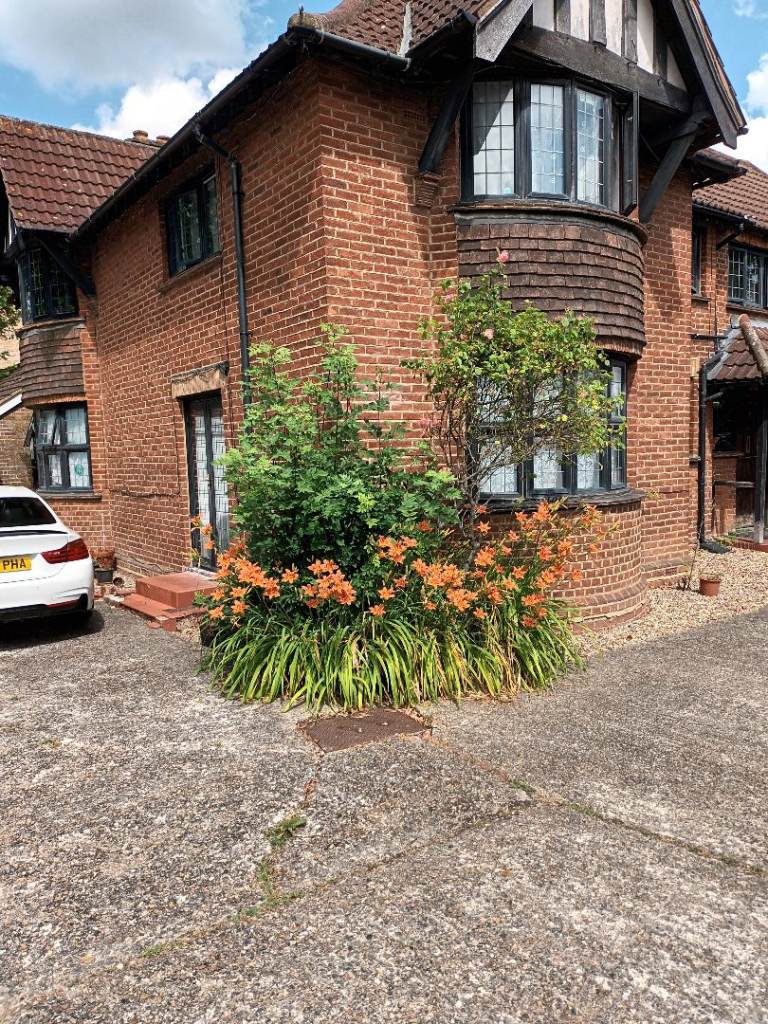 NICE SINGLE ROOM IN NORTHWOOD HILLS HA61BT, £140 PER WEEK FULLY INCLUSIVE. 