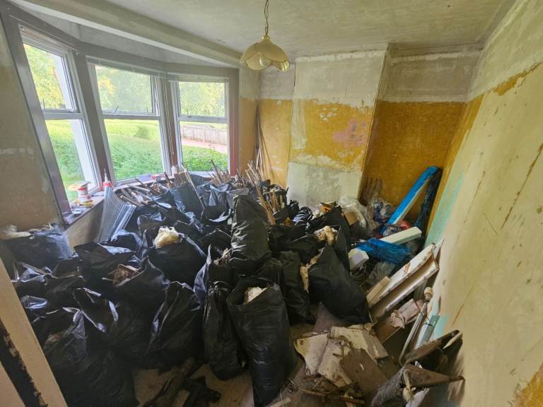 RELIABLE RUBBISH REMOVAL - HOUSE/GARAGE/GARDEN CLEARANCE - BINS EMPTIED - COUCH/MATTRESS UPLIFT
