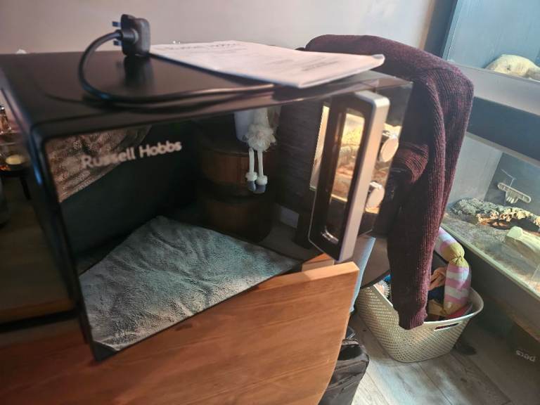 Black Russell hobbs 800w microwave in excellent condition with mirror effect door