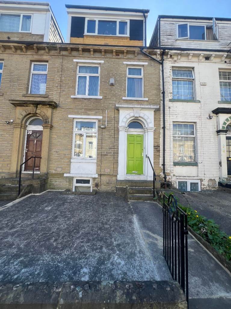 HMO 5 bedroom. couple minutes from UNIVERSITY College city centre & train station IDEALLY STUDENTS