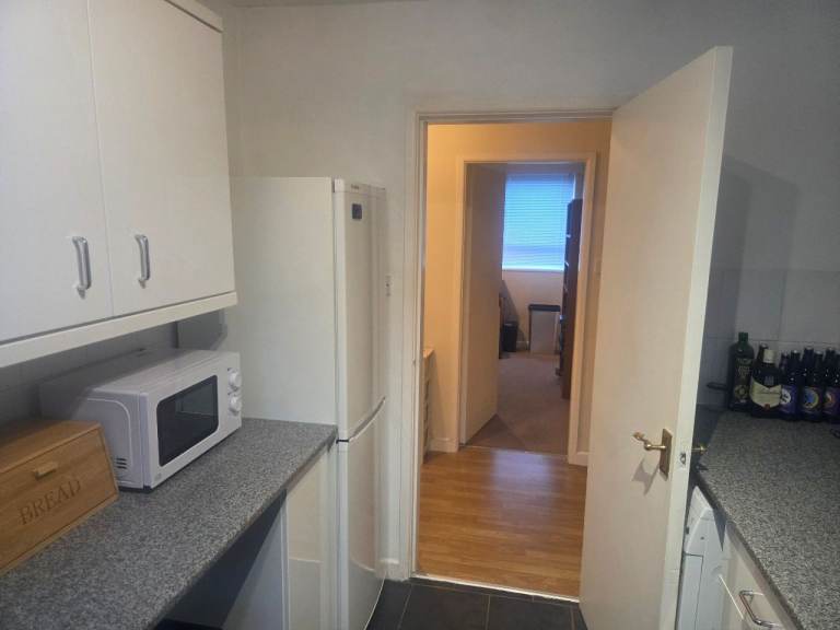 London Road Stoneygate, 2 bedroom purpose built flat with secure parking.