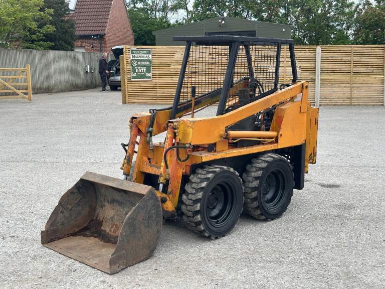 Skidsteer loader with bucket